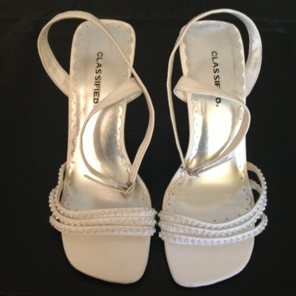 NWOT Rhinestone Strappy Classified Size7 heels.