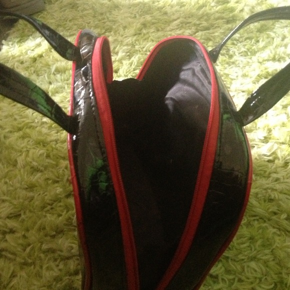 Kenneth Cole Reaction makeup/traveling bag 2012 - Picture 2 of 2