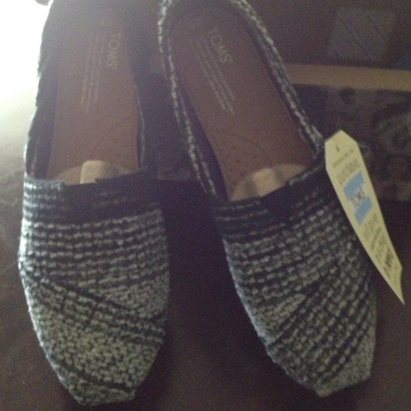 Size 8 grey knit Toms