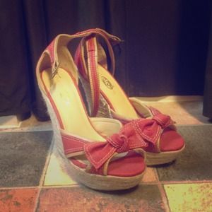 🎀REDUCED!!!!!!🎀Cute Red and Beige Wedges!!!