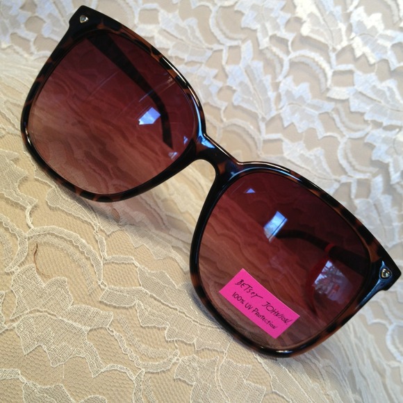 😎BETSEY JOHNSON Sunnies 😎
