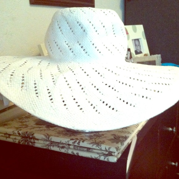 White straw sun hat