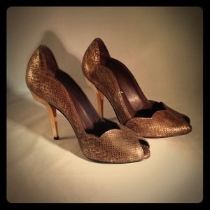 BCBGMAXAZRIA Gold & Bronze Snake Print Pump