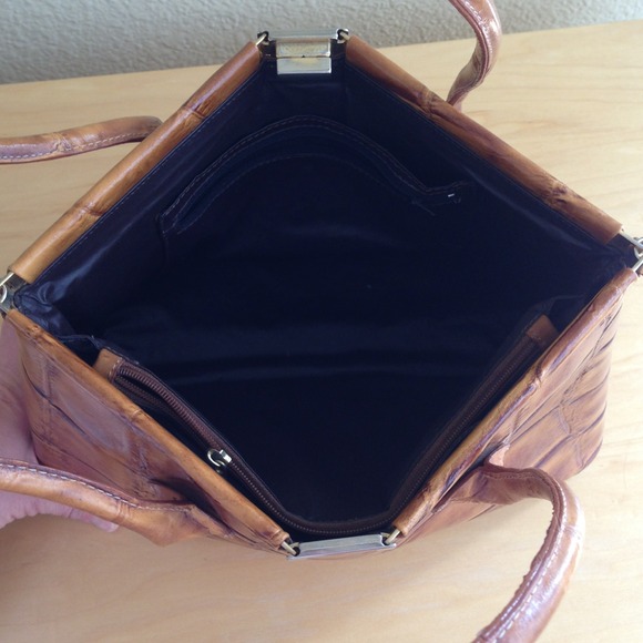 🎀Sold in Bundle🎀Crocodile faux leather bag🎀 - Picture 3 of 4