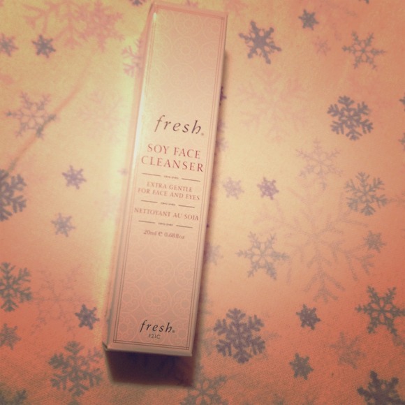 Sold in bundle ----- (Fresh soy face cleanser)