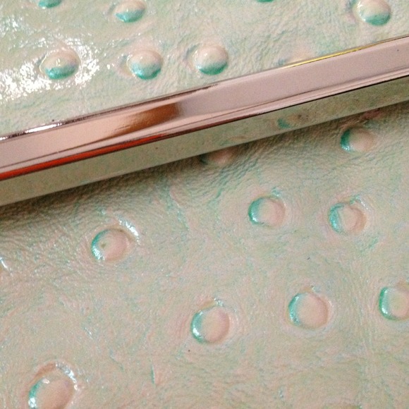 ❤❤SOLD❤❤Mint green clutch - Picture 2 of 4