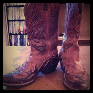 Pointed toe bown Cowboy boots