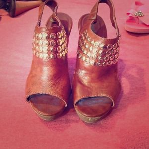 Used brown wedges