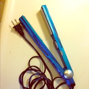 SOLD IN BUNDLE NWOT Bed Head straightener