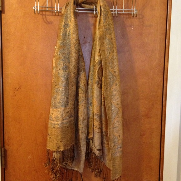 BUNDLE! 4 scarfs! - Picture 2 of 4