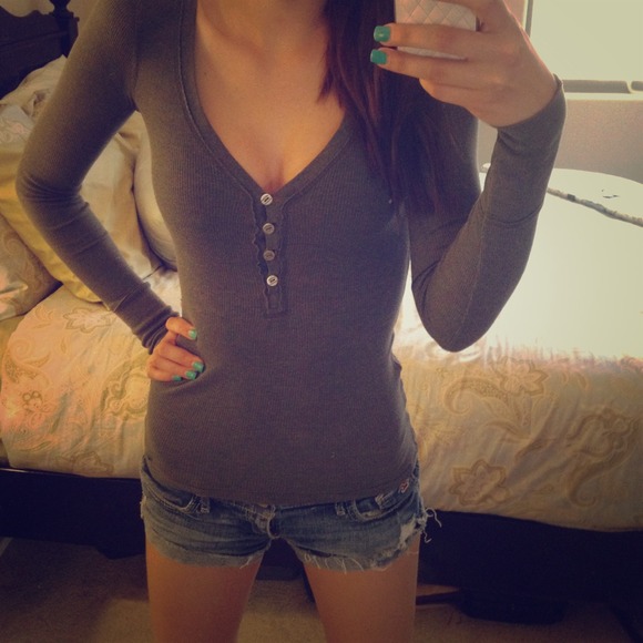 Long sleeve grey Abercrombie vneck tee
