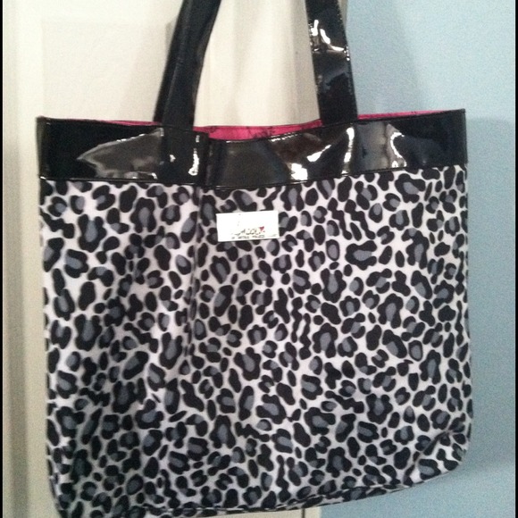 Traded-----------------Snookie Tote - Picture 1 of 1