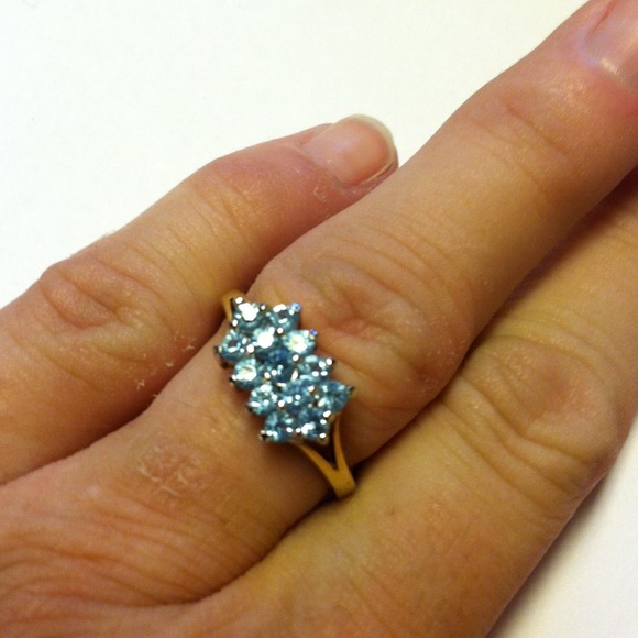 ❌Sold hlbrown❌*10K yellowgold ring w/ blue topaz