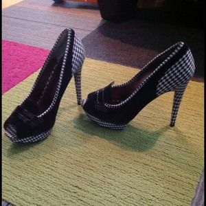 Black and white peep toe pump