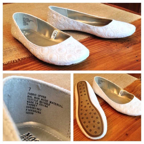 **SOLD** White Lace Flats