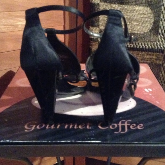 SALE🌷-SZ 6.5 NINE WEST GOLD/BLACK SATIN 4" HEELS - Picture 2 of 4