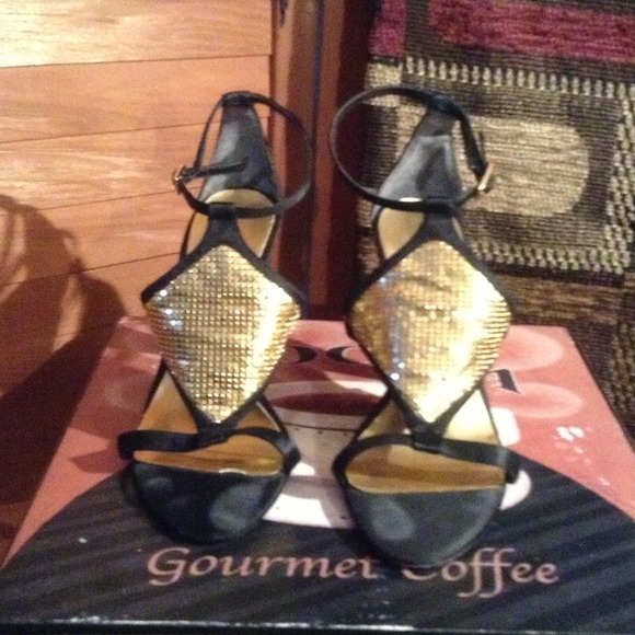 SALE🌷-SZ 6.5 NINE WEST GOLD/BLACK SATIN 4" HEELS - Picture 3 of 4