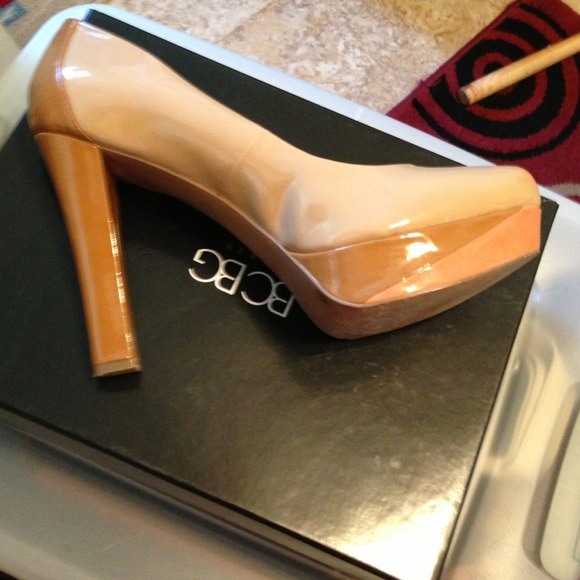 BCBG Nude pumps