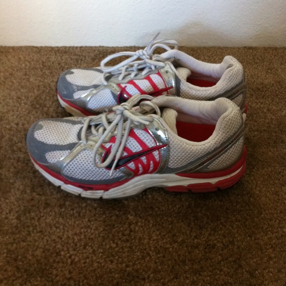 Nike running shoes pink-ish red