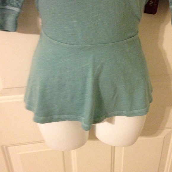 🚫SOLD🚫🆕Teal lace and cotton peplum top - Picture 3 of 3