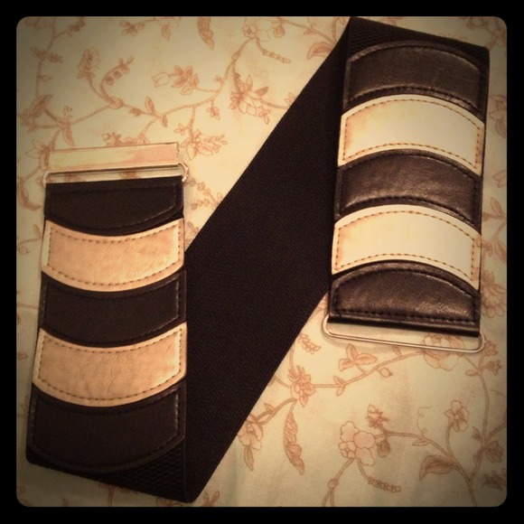 💢💢❤BUNDLE SOLD❤💢💢Black & Gold Striped Belt