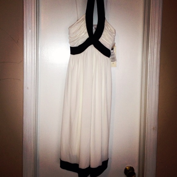 SALE🌻🎉Maggy London White Dress - Picture 3 of 3