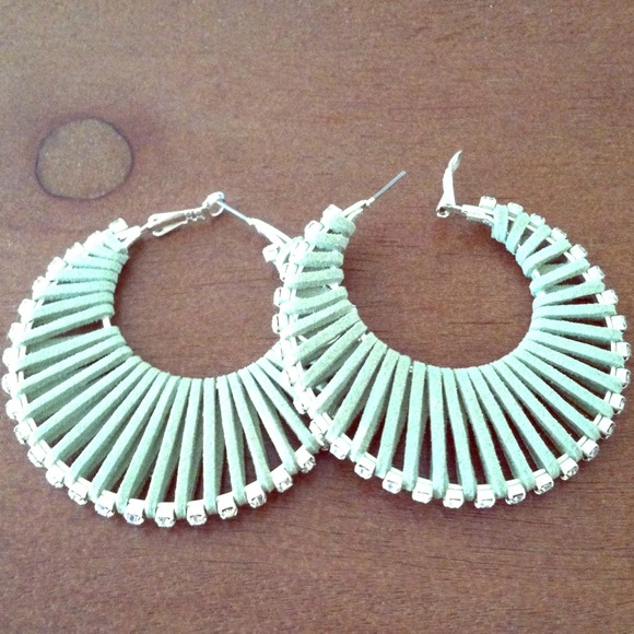 ❌SOLD in bundle❌REDUCED..Vintage style earrings.