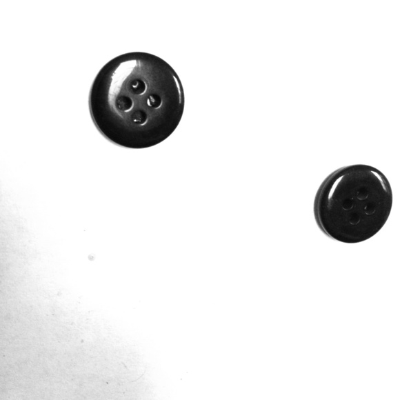 Black button earrings.🌸