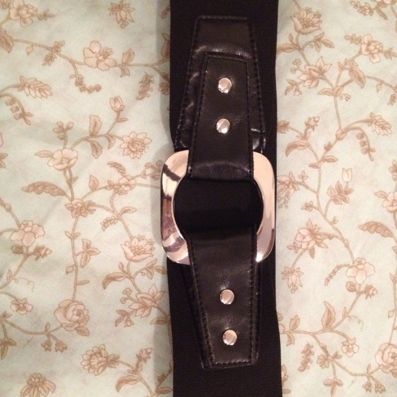 💢💢❤BUNDLE SOLD❤💢💢Black button detailed belt