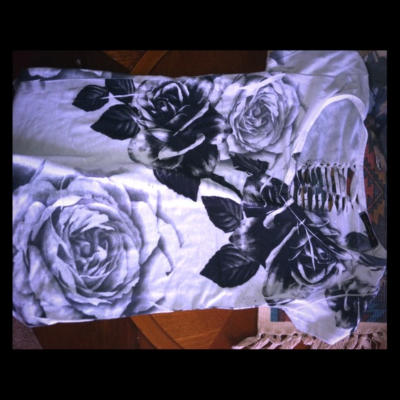 🌹Black and White flower shirt 🌹