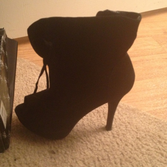 Black suede ankle boots ... Size 9. - Picture 2 of 4