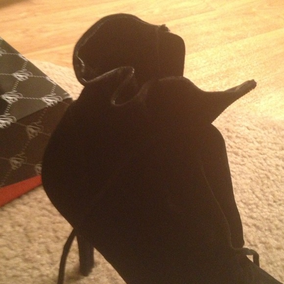 Black suede ankle boots ... Size 9. - Picture 4 of 4