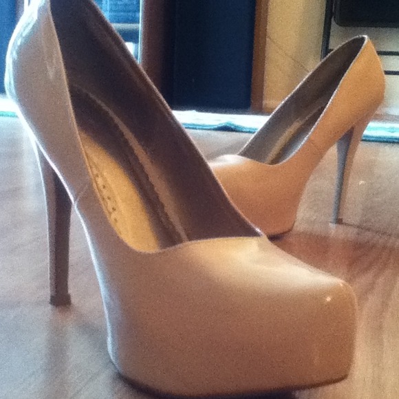 Close toe Beige high heel - Picture 2 of 4