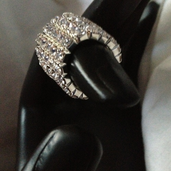 Stretchy 5 row rhinestone ring - smallish. NWOT - Picture 2 of 3