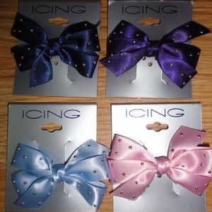 4 small clip bows!