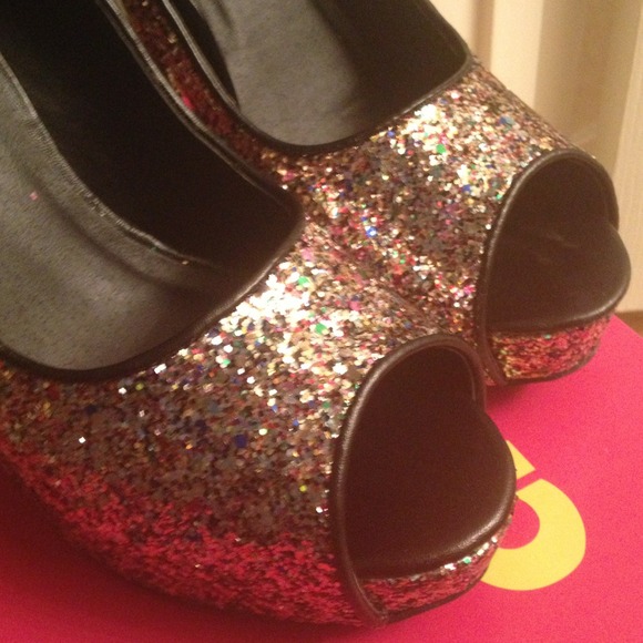 Multi-colored Glam peep toe Stilettos ... Size 9. - Picture 3 of 4