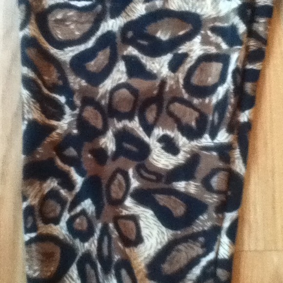 High Wasted Cheetah Pocket Leggings - Picture 3 of 4