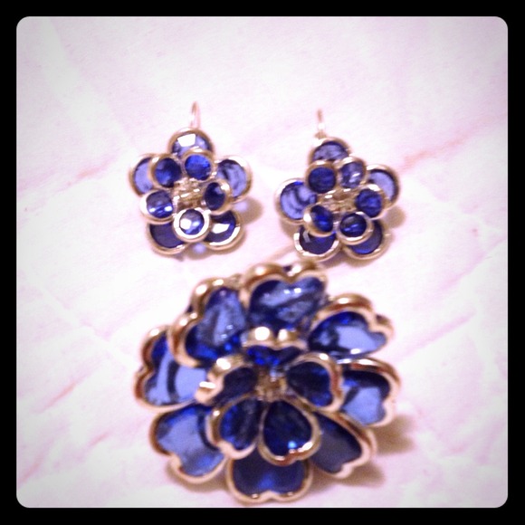 🚫BUNDLED🚫Set🔵 EARRINGS AND RING