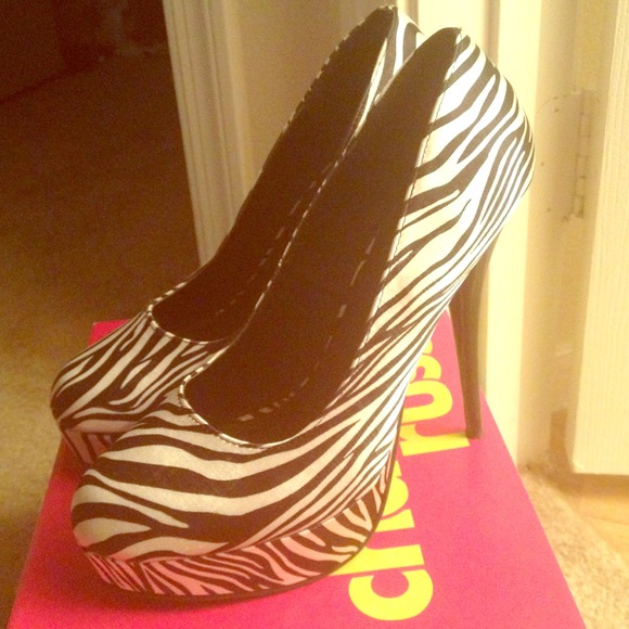 Zebra satin stilettos ... Size 9. - Picture 1 of 3