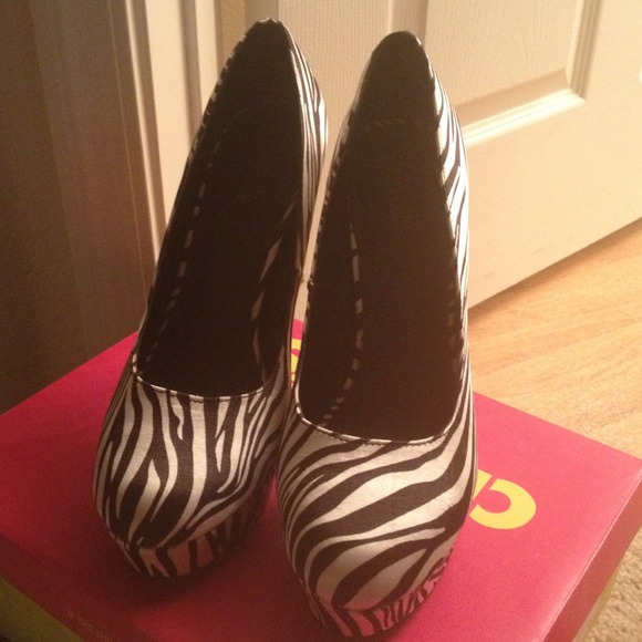 Zebra satin stilettos ... Size 9. - Picture 2 of 3