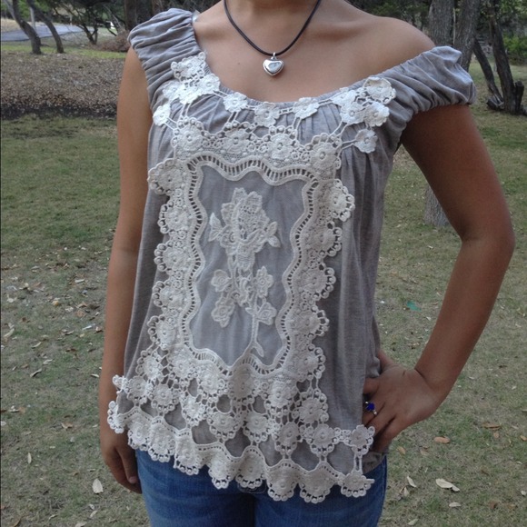 🔴SOLD🔴NEW beautiful gray blouse with lace