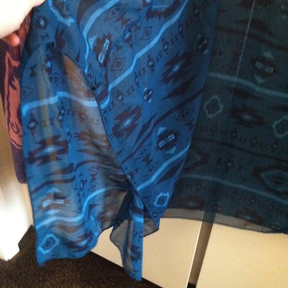 Sheer shirt with blues and cool design. - Picture 3 of 3