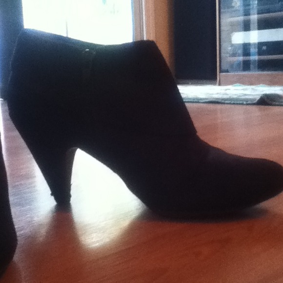 Black Low Heel. - Picture 2 of 4