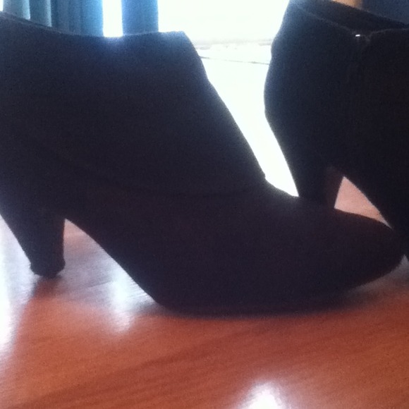 Black Low Heel. - Picture 3 of 4