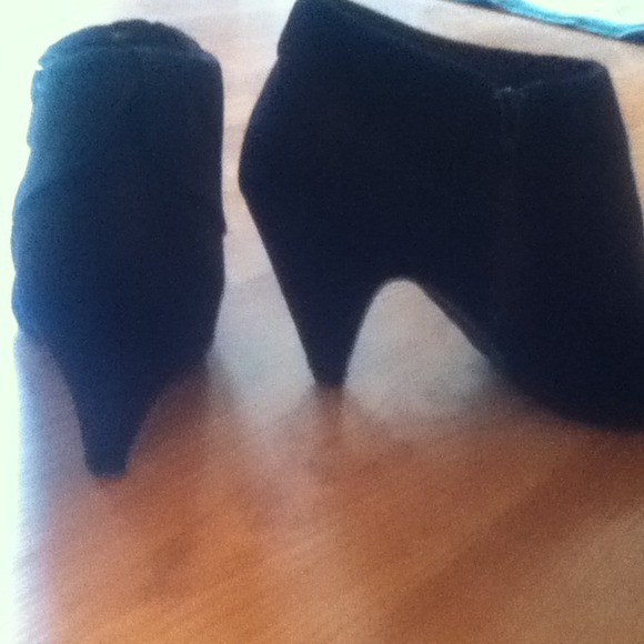 Black Low Heel. - Picture 4 of 4
