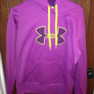 Under armour sweatshirt worn once!