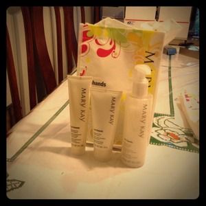 Mary Kay satin hands set