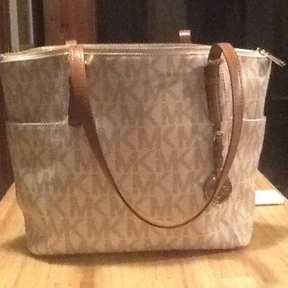 Micheal Kors Tote Reserved