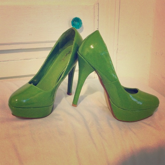 Size 6 heels never worn brand new &comfy! - Picture 1 of 1