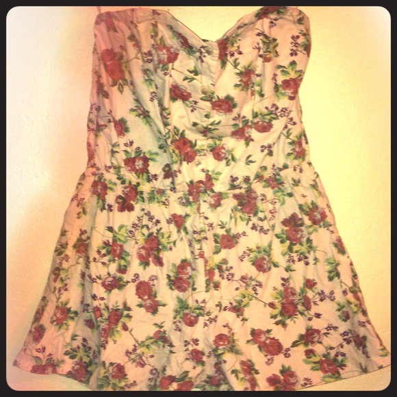Strapless jumper with floral print.